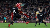 Alex Oxlade-Chamberlain kemudian melengkapi pesta gol Liverpool dengan mencetak gol di menit ke-82. Foto: Phil Noble/REUTERS