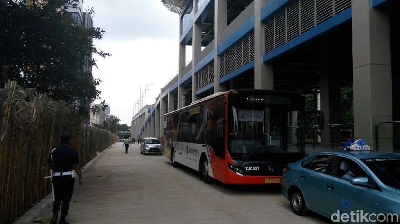 Naik Bus TransJakarta Langsung Nyambung ke Kereta Bandara Soetta