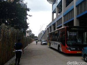 Naik Bus TransJakarta Langsung Nyambung ke Kereta Bandara Soetta