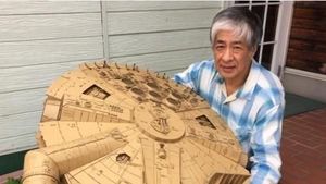 Pria Ini Sulap Kardus Bekas Jadi Robot Gundam Hingga Batmobile