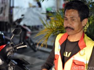 Begini Keseharian Babeh Kumis si Juru Parkir Jujur Begini Keseharian Babeh Kumis si Juru Parkir Jujur