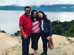 Ini Gaya Djarot dan Keluarga Liburan di Danau Toba