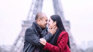 Potret Honeymoon Afif Kalla & Tistha Nurma di Paris
