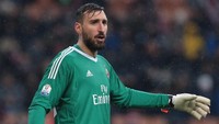 Dalam pertandingan di San Siro, Kamis (28/12/2017) dini hari WIB, Milan menurunkan Antonio Donnarumma, kakak Gianluigi Donnarumma, di bawah mistar gawang. Foto: Emilio Andreoli/Getty Images