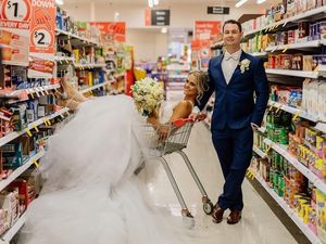 Pasangan Ini Gelar Sesi Foto Pernikahan Unik di Supermarket