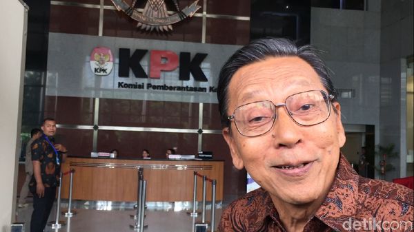 Foto: Senyum Wapres XI Boediono di Gedung KPK