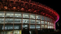 Cantiknya Stadion GBK juga bisa dilihat saat malam. Di sekeliling sisi luar stadion dipasang lampu beraneka warna yang menyala bergantian menghadirkan keindahan tersendiri. (Instagram @love_gbk)