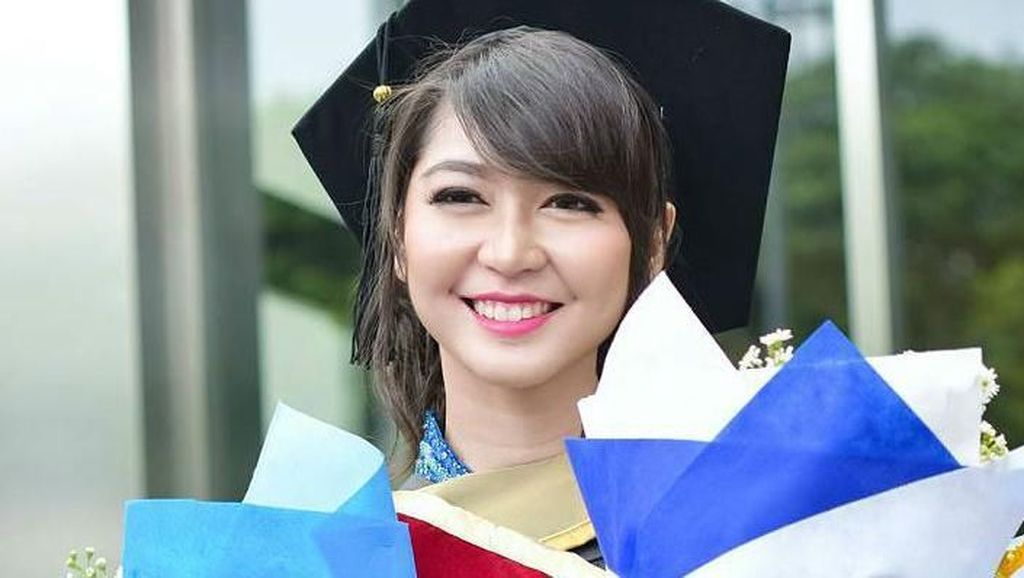 Foto: Gaya 10 Artis Indonesia Saat Wisuda Raih Gelar Sarjana Hingga Master Foto: Gaya 10 Artis Indonesia Saat Wisuda Raih Gelar Sarjana Hingga Master