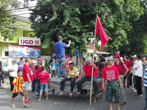 Warga Melawan, Penertiban Rumdin PT KAI Daop 8 Gagal Warga Melawan, Penertiban Rumdin PT KAI Daop 8 Gagal