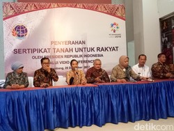 Rini Bagikan 140.335 Sertifikat Tanah di Palembang