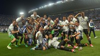 Keberhasilan Madrid dimulai ketika meraih titel juara La Liga pada Mei. Kemenangan 2-0 di kandang Malaga memastikan Los Blancos menjadi kampiun Spanyol dengan perolehan 93 poin, unggul tiga poi dari rival abadinya Barcelona di klasemen akhir. (Foto: Aitor Alcalde/Getty Images)