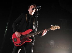 Aksi Panggung Dallon Weekes Sebelum Hengkang dari Panic! At The Disco
