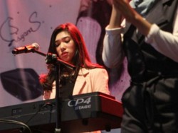 Duet Pemenang School Competition & Isyana di Mio S Roadshow Concert