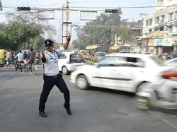 Atur Lalu Lintas Sambil Moonwalk, Polisi India Ini Jadi Fenomena