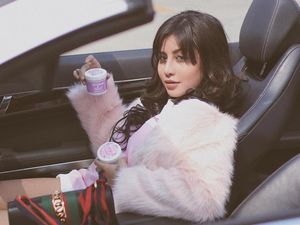 Main Film Live, Awkarin Jadi Wanita Agresif