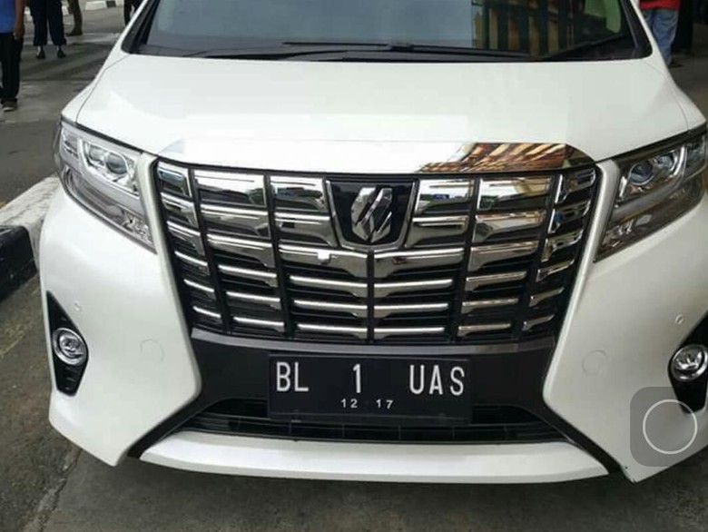 Viral! Ustaz Somad Pakai Mobil New Vellfire Nopol BL-1-UAS di Aceh