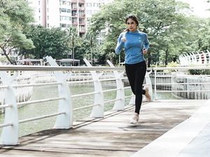 Cocok Buat Millenial! Olahraga Valerie Thomas dan Artis Cantik Lainnya