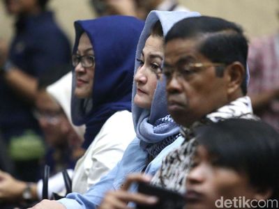 Eh! Idrus Marham Foto Candid Ny Deisti di Belakang Setya Novanto