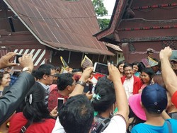 Djarot Jadi Rakyat Biasa, Warga Toba Tetap Rebutan Selfie