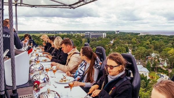 Makan di 10 Restoran Paling Ekstrim di Dunia, Bikin Jantung Mau Copot