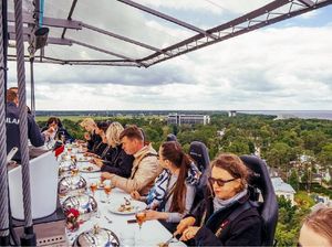 Makan di 10 Restoran Paling Ekstrim di Dunia, Bikin Jantung Mau Copot