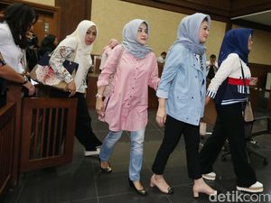 Saat Ny Deisti Masuk-Keluar Ruang Sidang Lewat Pintu Samping Hakim