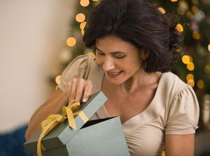 Reaksi Kocak Seorang Ibu Saat Diberi Kado Natal Anaknya