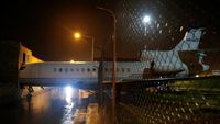 Terhempas Angin, Private Jet Tabrak Pagar dan Nuncep di Dinding