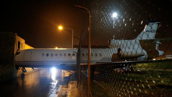 Terhempas Angin, Private Jet Tabrak Pagar dan Nuncep di Dinding