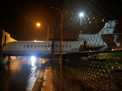 Terhempas Angin, Private Jet Tabrak Pagar dan Nuncep di Dinding