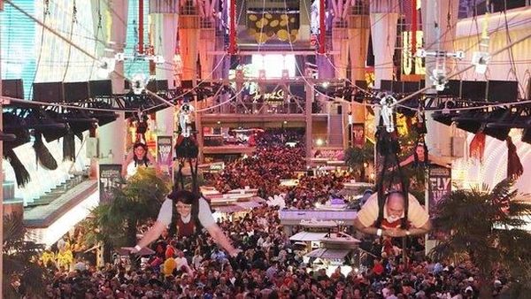 Foto: Flying Fox di Atas Pusat Perbelanjaan