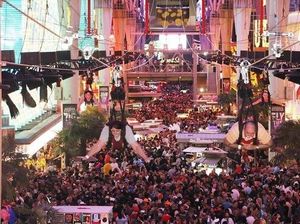 Foto: Flying Fox di Atas Pusat Perbelanjaan