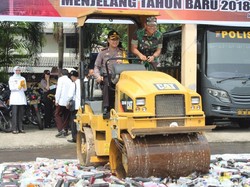 Ribuan Botol Miras dan Narkoba Dimusnahkan di Mapolres Jember