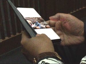 Foto Candid Ny Deisti di Sidang Novanto, Idrus: Saya Kirim ke Istri