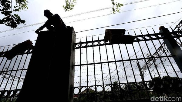 Sepanjang Sisi Stasiun Cakung Kini Dipasangi Pagar Pembatas
