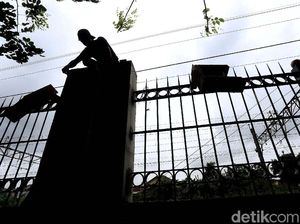 Sepanjang Sisi Stasiun Cakung Kini Dipasangi Pagar Pembatas Sepanjang Sisi Stasiun Cakung Kini Dipasangi Pagar Pembatas