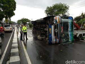 Hindari Pemotor, Bus Sumber Selamat Terguling di Bantul