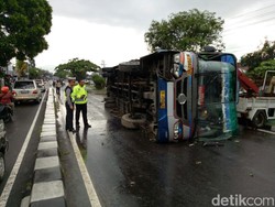 Hindari Pemotor, Bus Sumber Selamat Terguling di Bantul