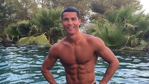 15 Foto Ini Buktikan Cristiano Ronaldo Memang Jago Buat Wanita Jatuh Hati