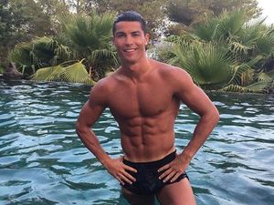 15 Foto Ini Buktikan Cristiano Ronaldo Memang Jago Buat Wanita Jatuh Hati