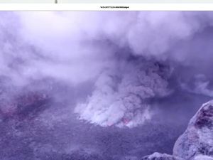 Nekat! WN Rusia Abadikan Kawah Membara dari Bibir Gunung Agung