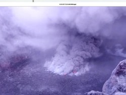 Nekat! WN Rusia Abadikan Kawah Membara dari Bibir Gunung Agung