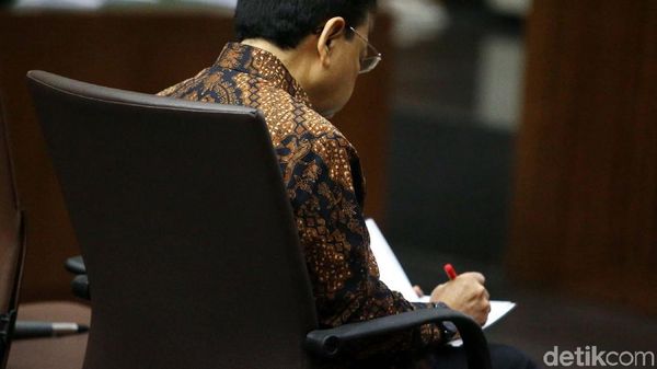 Dengarkan Jawaban Jaksa, Novanto Menunduk dan Mencatat