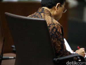 Dengarkan Jawaban Jaksa, Novanto Menunduk dan Mencatat