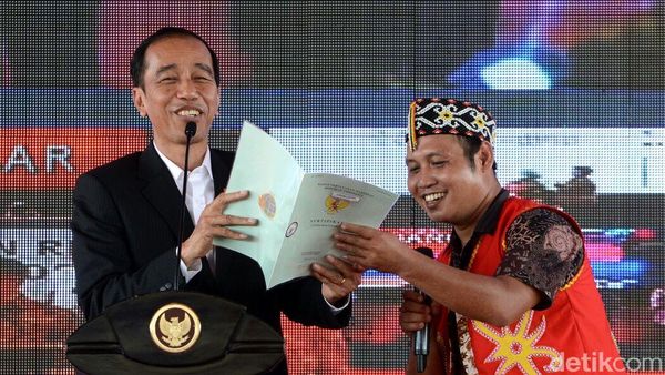Potret Jokowi Bagi Sertifikat yang Disebut Amien Rais Ngibul