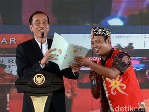 Potret Jokowi Bagi Sertifikat yang Disebut Amien Rais Ngibul