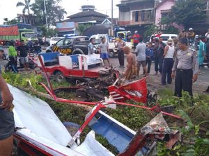 Lintasi Rel Tak Berpalang Pintu, Kereta Kelinci Hancur Tertabrak KA