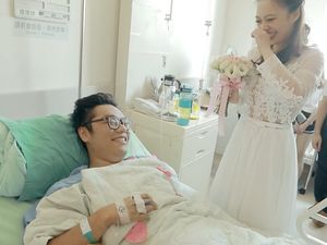 Kisah Romantis Wanita Lamar Kekasih yang Kakinya Akan Diamputasi Kisah Romantis Wanita Lamar Kekasih yang Kakinya Akan Diamputasi