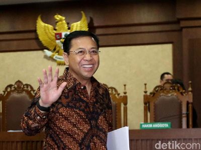 Senyum dan Tawa Novanto Selama Terjerat Kasus e-KTP