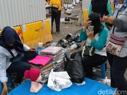 Seminggu Berdagang di Tenda, PKL Tanah Abang: Seneng Banget!